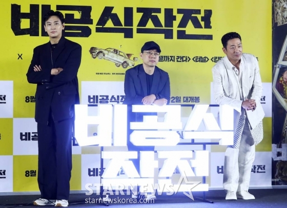 김성훈 감독(가운데, 배우 주지훈, 하정우가 4일 오전 서울 용산구 아이파크몰 CGV에서 진행된 영화 '비공식작전' 제작보고회에 참석해 포즈를 취하고 있다. '비공식작전'은 실종된 동료를 구하기 위해 레바논으로 떠난 외교관 '민준'과 현지 택시기사 '판수'의 버디 액션 영화. 내달 2일 개봉. 2023.07.04 /사진=김창현 기자 chmt@