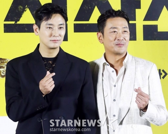 배우 주지훈, 하정우가 4일 오전 서울 용산구 아이파크몰 CGV에서 진행된 영화 '비공식작전' 제작보고회에 참석해 포즈를 취하고 있다. '비공식작전'은 실종된 동료를 구하기 위해 레바논으로 떠난 외교관 '민준'과 현지 택시기사 '판수'의 버디 액션 영화. 내달 2일 개봉. 2023.07.04 /사진=김창현 기자 chmt@