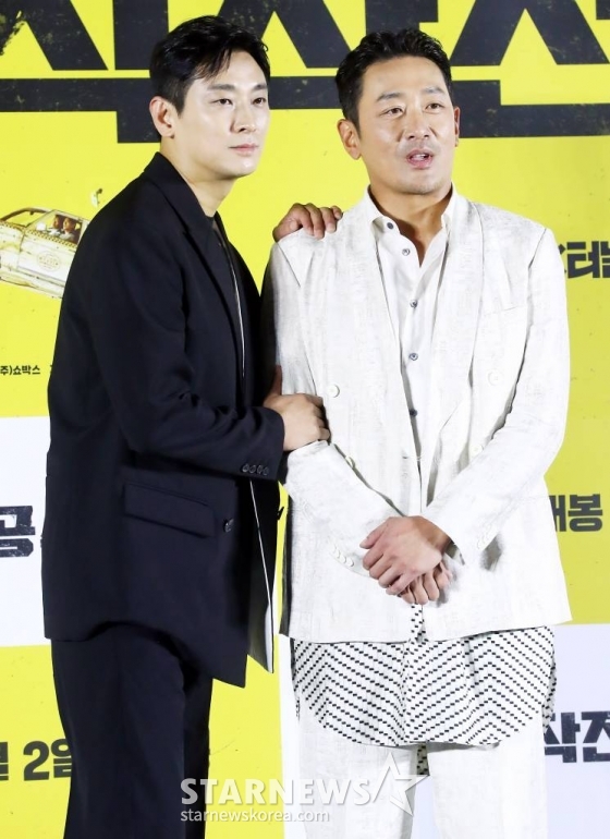 배우 주지훈, 하정우가 4일 오전 서울 용산구 아이파크몰 CGV에서 진행된 영화 '비공식작전' 제작보고회에 참석해 포즈를 취하고 있다. '비공식작전'은 실종된 동료를 구하기 위해 레바논으로 떠난 외교관 '민준'과 현지 택시기사 '판수'의 버디 액션 영화. 내달 2일 개봉. 2023.07.04 /사진=김창현 기자 chmt@