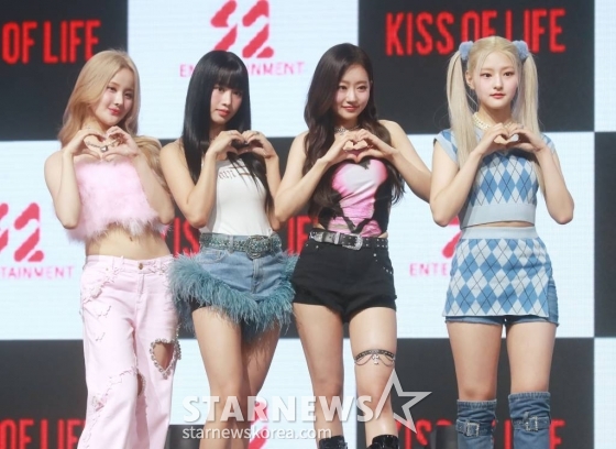 걸그룹 키스 오브 라이프(KISS OF LIFE)가 5일 오후 서울 광진구 예스24라이브홀에서 진행된 첫 미니 앨범 '키스 오브 라이프' 발매기념 쇼케이스에서 포즈를 취하고 있다. 이번 앨범에는 타이틀곡 '쉿'을 비롯해 '안녕, 네버랜드', '슈가코트', '카운트다운', '키티캣', '플레이 러브 게임스' 등이 수록됐다. /2023.07.05 /사진=이동훈 기자 photoguy@