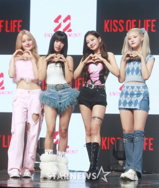 걸그룹 키스 오브 라이프(KISS OF LIFE)가 5일 오후 서울 광진구 예스24라이브홀에서 진행된 첫 미니 앨범 '키스 오브 라이프' 발매기념 쇼케이스에서 포즈를 취하고 있다. 이번 앨범에는 타이틀곡 '쉿'을 비롯해 '안녕, 네버랜드', '슈가코트', '카운트다운', '키티캣', '플레이 러브 게임스' 등이 수록됐다. /2023.07.05 /사진=이동훈 기자 photoguy@