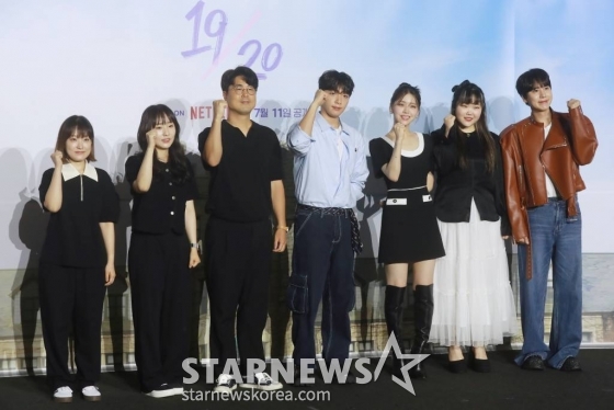 박수지PD, 김정현PD, 김재원PD, 정세운, 김지은, 이수현, 규현이 6일 오전 서울 CGV용산아이파크몰에서 진행된 넷플릭스 예능 '19/20'(열아홉 스물) 제작발표회에 참석해 포즈를 취하고 있다. 열아홉의 마지막 일주일과 스물의 첫 일주일 그 사이, 아직은 서툴고 풋풋한 Z세대들의 특별한 성장의 순간을 기록한 청춘 리얼리티 예능 '19/20'은 오는 11일 공개된다. /2023.07.06 /사진=이동훈 기자 photoguy@