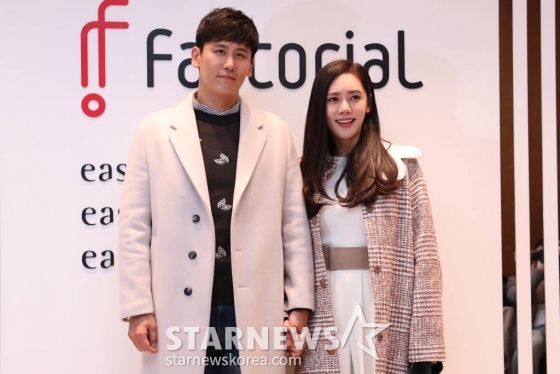 배우 우효광-추자현 부부가 21일 오후 서울 신라오텔에서 열린 팩토리얼 ‘Easy 시리즈’ 라인 론칭 행사에 참석하고 있다. /사진=임성균 기자 tjdrbs23@