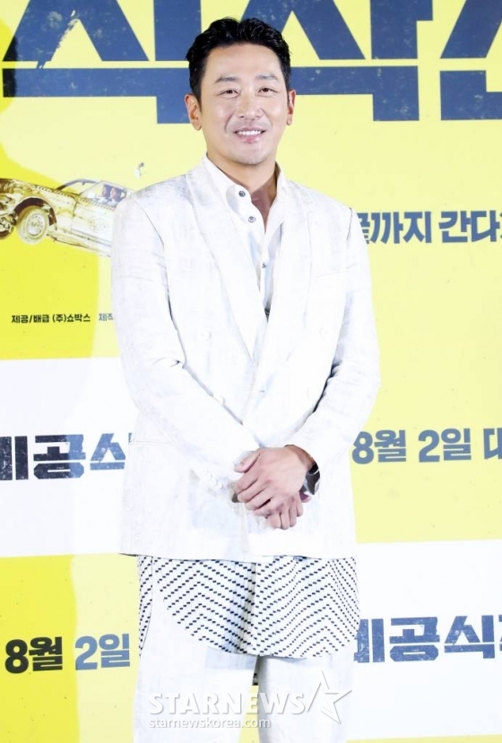 배우 하정우가 4일 오전 서울 용산구 아이파크몰 CGV에서 진행된 영화 '비공식작전' 제작보고회에 참석해 포즈를 취하고 있다.  '비공식작전'은 실종된 동료를 구하기 위해 레바논으로 떠난 외교관 '민준'과 현지 택시기사 '판수'의 버디 액션 영화. 내달 2일 개봉. 2023.07.04 /사진=김창현 기자 chmt@