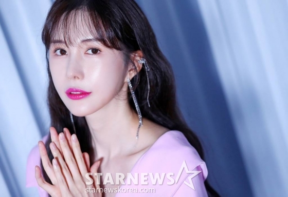 배우 신주아가 서울 종로구 서린동 스타뉴스에서 진행된 인터뷰에 앞서 포즈를 취하고 있다. 신주아는 지난 2004년 SBS 드라마 '작은 아씨들'로 데뷔해 영화 '몽정기2', '여교수의 은밀한 매력', '녀녀녀', 드라마 '킬힐', '브라보 마이 라이프', '맨투맨', '오로라 공주', '내 인생의 단비', '히어로', '백만장자와 결혼하기' 등 여러 작품에 출연해 이름을 알렸다. 2021년 방송된 TV조선 드라마 '결혼작사 이혼작곡'에서 짧지만 강렬한 존재감을 드러내며 특별출연의 좋은 예를 썼고, 지난해 tvN 드라마 '킬힐'에서는 은나라 역을 맡아 연기 내공을 발휘하며 안방극장 복귀를 성공적으로 마쳤다. /사진=김창현 기자 chmt@