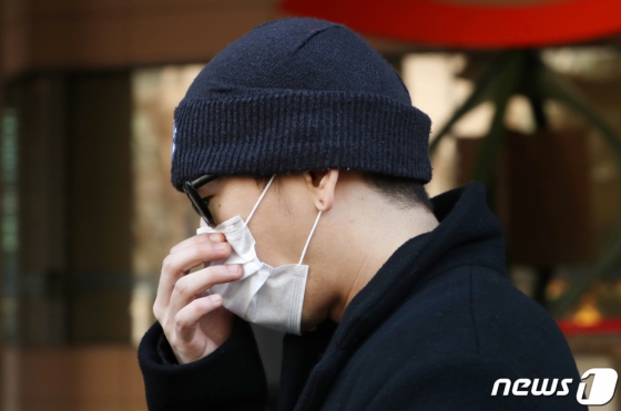 (서울=뉴스1) 권현진 기자 = 래퍼 뱃사공(김진우·36)이 16일 오전 서울 서부지방법원에서 열린 첫 번째 재판을 마친 뒤 법원을 나서고 있다. 뱃사공은 래퍼 던밀스의 아내 A씨의 신체 일부를 몰래 카메라로 촬영하고 이를 단체 채팅방에 유포한 혐의를 받고 있다. 2023.1.16/뉴스1 Copyright (C) 뉴스1. All rights reserved. 무단 전재 및 재배포 금지.