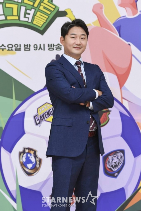 전 축구선수 이천수가 16일 오후 온라인 생중계로 진행된 SBS '골 때리는 그녀들' 제작발표회에 참석해 포즈를 취하고 있다. /사진제공=SBS 2021.06.16 /사진=이동훈 기자 photoguy@