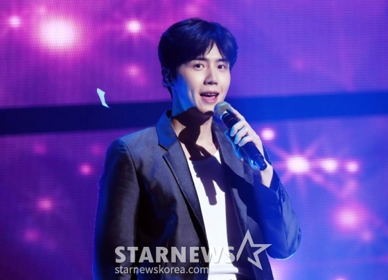 배우 김선호가 8일 오후 일본 요코하마 피아 아레나 MM에서 열린 스타뉴스 주최 '2023 Asia Artist Awards(2023 아시아 아티스트 어워즈, 이하 '2023 AAA') 비기닝 콘서트 '男神(남신)'에서 멋진 공연을 선보이고 있다. '2023 AAA' 비기닝 콘서트 男神'에 참석한 5인의 남신들인 김재중, 김선호, 황민현, 이준영, 김영대는 2시간 30분 동안 환상적인 무대들을 선보였다. 2023.07.08 /사진=김창현 기자 chmt@