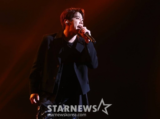배우 이준영이 8일 오후 일본 요코하마 피아 아레나 MM에서 열린 스타뉴스 주최 '2023 Asia Artist Awards(2023 아시아 아티스트 어워즈, 이하 '2023 AAA') 비기닝 콘서트 '男神(남신)'에서 멋진 공연을 선보이고 있다. '2023 AAA' 비기닝 콘서트 男神'에 참석한 5인의 남신들인 김재중, 김선호, 황민현, 이준영, 김영대는 2시간 30분 동안 환상적인 무대들을 선보였다. 2023.07.08 /사진=김창현 기자 chmt@