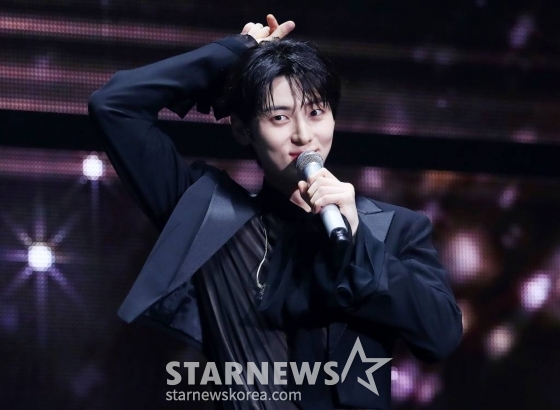 배우 황민현이 8일 오후 일본 요코하마 피아 아레나 MM에서 열린 스타뉴스 주최 '2023 Asia Artist Awards(2023 아시아 아티스트 어워즈, 이하 '2023 AAA') 비기닝 콘서트 '男神(남신)'에서 포즈를 취하고 있다.  '2023 AAA' 비기닝 콘서트 男神'에 참석한 5인의 남신들인 김재중, 김선호, 황민현, 이준영, 김영대는 2시간 30분 동안 환상적인 무대들을 선보였다. 2023.07.08 /사진=김창현 기자 chmt@