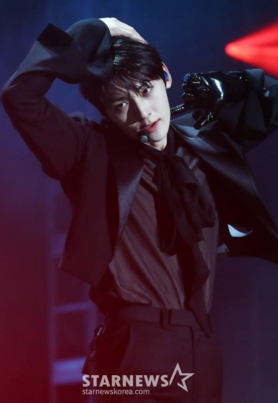 배우 황민현이 8일 오후 일본 요코하마 피아 아레나 MM에서 열린 스타뉴스 주최 '2023 Asia Artist Awards(2023 아시아 아티스트 어워즈, 이하 '2023 AAA') 비기닝 콘서트 '男神(남신)'에서 멋진 공연을 선보이고 있다.  '2023 AAA' 비기닝 콘서트 男神'에 참석한 5인의 남신들인 김재중, 김선호, 황민현, 이준영, 김영대는 2시간 30분 동안 환상적인 무대들을 선보였다. 2023.07.08 /사진=김창현 기자 chmt@