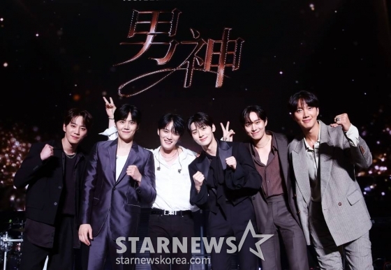 배우 이준영(왼쪽부터), 김선호, 김재중, 황민현, 김영대, 박건일이 8일 오후 일본 요코하마 피아 아레나 MM에서 열린 스타뉴스 주최 '2023 Asia Artist Awards(2023 아시아 아티스트 어워즈, 이하 '2023 AAA') 비기닝 콘서트 '男神(남신)'에서 포즈를 취하고 있다. '2023 AAA' 비기닝 콘서트 男神'에 참석한 5인의 남신들인 김재중, 김선호, 황민현, 이준영, 김영대는 2시간 30분 동안 환상적인 무대들을 선보였다. 2023.07.08 /사진=김창현 기자 chmt@