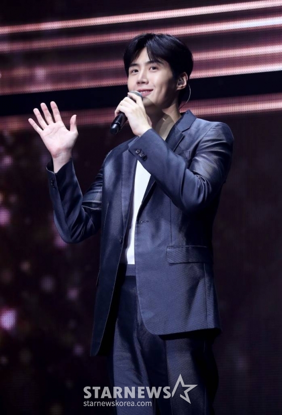 배우 김선호가 8일 오후 일본 요코하마 피아 아레나 MM에서 열린 스타뉴스 주최 '2023 Asia Artist Awards(2023 아시아 아티스트 어워즈, 이하 '2023 AAA') 비기닝 콘서트 '男神(남신)'에서 멋진 공연을 선보이고 있다. '2023 AAA' 비기닝 콘서트 男神'에 참석한 5인의 남신들인 김재중, 김선호, 황민현, 이준영, 김영대는 2시간 30분 동안 환상적인 무대들을 선보였다. 2023.07.08 /사진=김창현 기자 chmt@