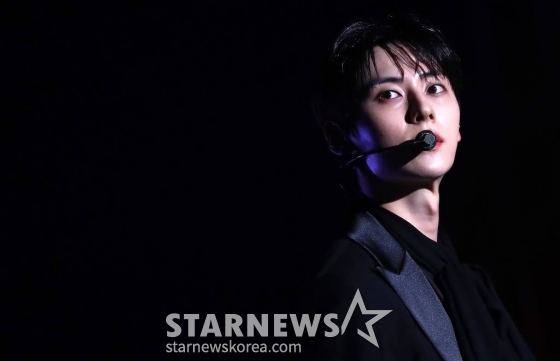 배우 황민현이 8일 오후 일본 요코하마 피아 아레나 MM에서 열린 스타뉴스 주최 '2023 Asia Artist Awards(2023 아시아 아티스트 어워즈, 이하 '2023 AAA') 비기닝 콘서트 '男神(남신)'에서 멋진 공연을 선보이고 있다. '2023 AAA' 비기닝 콘서트 男神'에 참석한 5인의 남신들인 김재중, 김선호, 황민현, 이준영, 김영대는 2시간 30분 동안 환상적인 무대들을 선보였다. 2023.07.08 /사진=김창현 기자 chmt@