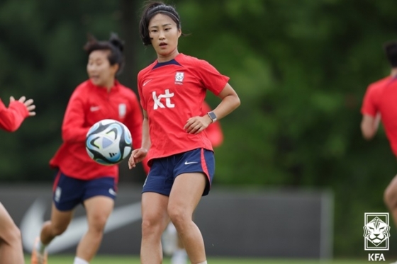 이영주(오른쪽)가 대표팀 훈련을 소화하고 있다. /사진=대한축구협회 제공