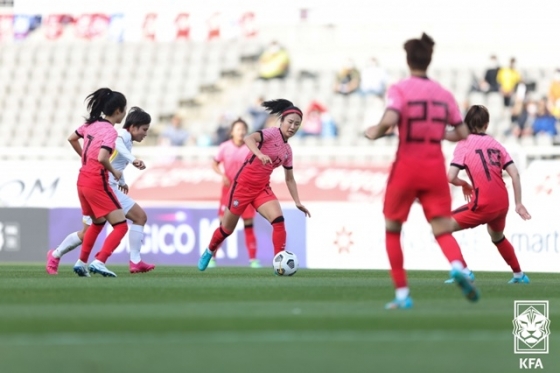 이영주(가운데)의 플레이. /사진=대한축구협회 제공