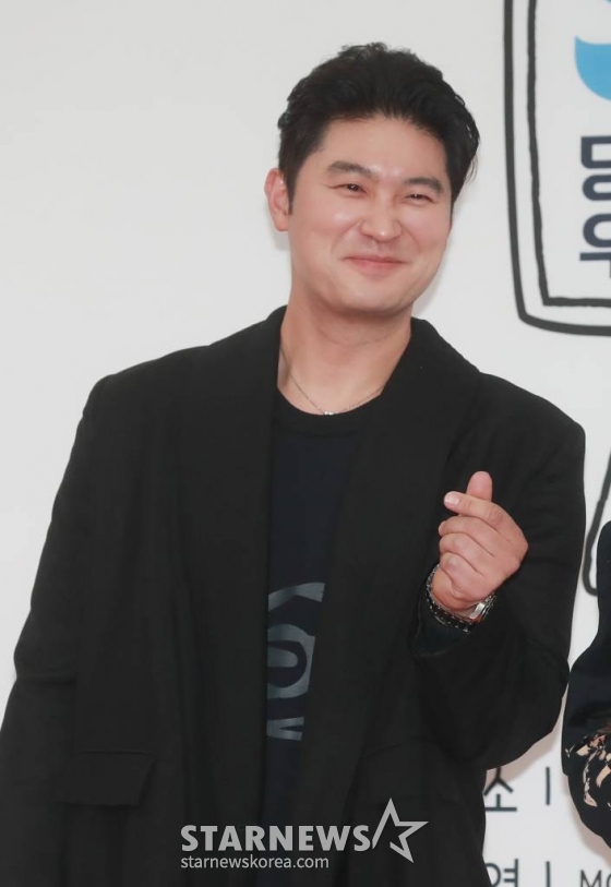 가수 다이나믹듀오 최자가 3일 오후 서울 여의도 KBS에서 진행된 공영방송 50주년 특집 '당신의 KBS 우리의 50년'의 레드카펫 행사에 참석해 포즈를 취하고 있다. /2023.03.03 /사진=이동훈 기자 photoguy@