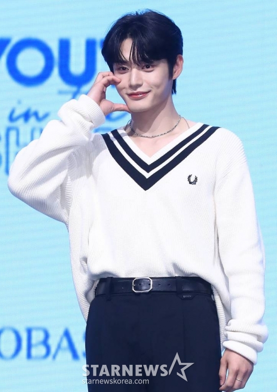 그룹 제로베이스원(ZEROBASEONE) 김지웅이 10일 오후 서울 광진구 예스24 라이브홀에서 진행된 첫 번째 미니앨범 'YOUTH IN THE SHADE (유스 인 더 셰이드)' 발매 기념 쇼케이스에 참석해 포즈를 취하고 있다. 데뷔 앨범 'YOUTH IN THE SHADE'는 이 시대 청춘의 모습 즉, 찬란한 청춘의 아름다움과 그 이면의 불안정함을 담고 있다. 2023.07.10 /사진=김창현 기자 chmt@