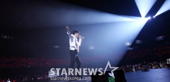 가수 겸 배우 김재중이 8일 오후 일본 요코하마 피아 아레나 MM에서 열린 스타뉴스 주최 '2023 Asia Artist Awards(2023 아시아 아티스트 어워즈, 이하 '2023 AAA') 비기닝 콘서트 '男神(남신)'에서 멋진 공연을 선보이고 있다.  '2023 AAA' 비기닝 콘서트 男神'에 참석한 5인의 남신들인 김재중, 김선호, 황민현, 이준영, 김영대는 2시간 30분 동안 환상적인 무대들을 선보였다. 2023.07.08 /사진=김창현 기자 chmt@