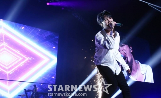 가수 겸 배우 김재중이 8일 오후 일본 요코하마 피아 아레나 MM에서 열린 스타뉴스 주최 '2023 Asia Artist Awards(2023 아시아 아티스트 어워즈, 이하 '2023 AAA') 비기닝 콘서트 '男神(남신)'에서 멋진 공연을 선보이고 있다.  '2023 AAA' 비기닝 콘서트 男神'에 참석한 5인의 남신들인 김재중, 김선호, 황민현, 이준영, 김영대는 2시간 30분 동안 환상적인 무대들을 선보였다. 2023.07.08 /사진=김창현 기자 chmt@
