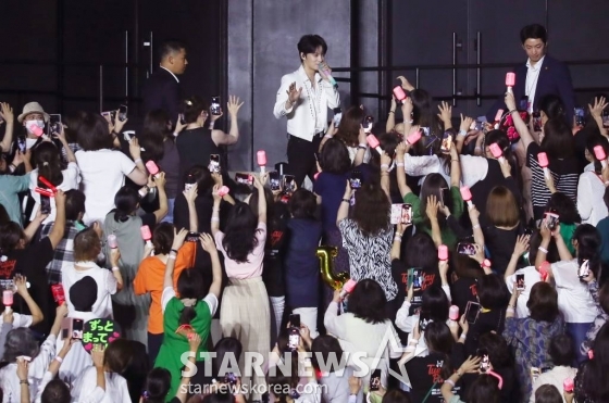 가수 겸 배우 김재중이 8일 오후 일본 요코하마 피아 아레나 MM에서 열린 스타뉴스 주최 '2023 Asia Artist Awards(2023 아시아 아티스트 어워즈, 이하 '2023 AAA') 비기닝 콘서트 '男神(남신)'에서 팬들에게 인사하고 있다.  '2023 AAA' 비기닝 콘서트 男神'에 참석한 5인의 남신들인 김재중, 김선호, 황민현, 이준영, 김영대는 2시간 30분 동안 환상적인 무대들을 선보였다. 2023.07.08 /사진=김창현 기자 chmt@