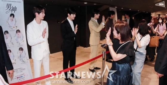 배우 이준영, 김선호, 황민현, 김영대가 8일 오후 일본 요코하마 피아 아레나 MM에서 열리는 스타뉴스 주최 '2023 Asia Artist Awards(2023 아시아 아티스트 어워즈, 이하 '2023 AAA') 비기닝 콘서트 '男神(남신)' 행사 전 관객들에게 환영 인사를 하고 있다.  '男神'에 참석하는 5인의 남신들인 김재중, 김선호, 황민현, 이준영, 김영대는 2시간 30분 동안 환상적인 무대들을 선보일 예정이다.  한편 '2023 AAA' 비기닝 콘서트 '男神'은 본 요코하마 피아 아레나 MM에서 총 2회차 공연으로 열린다. 2023.07.08 /사진=김창현 기자 chmt@