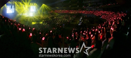가수 겸 배우 김재중이 8일 오후 일본 요코하마 피아 아레나 MM에서 열린 스타뉴스 주최 '2023 Asia Artist Awards(2023 아시아 아티스트 어워즈, 이하 '2023 AAA') 비기닝 콘서트 '男神(남신)'에서 멋진 공연을 선보이고 있다.  '2023 AAA' 비기닝 콘서트 男神'에 참석한 5인의 남신들인 김재중, 김선호, 황민현, 이준영, 김영대는 2시간 30분 동안 환상적인 무대들을 선보였다. 2023.07.08 /사진=김창현 기자 chmt@