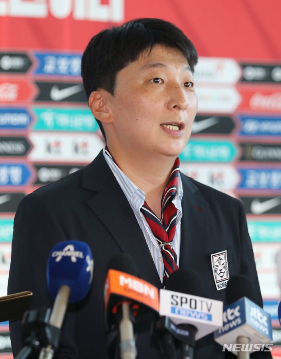 한국 여자 축구대표팀 박은선이 10일 인천국제공항에서 인터뷰를 하고 있다. /사진=뉴시스