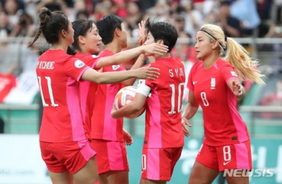 지난 8일 서울월드컵경기장에서 열린 한국과 아이티의 여자 축구대표팀 평가전에서 지소연(오른쪽 두 번째)이 패널티킥을 성공시킨 뒤 동료들과 기뻐하고 있다. /사진=뉴시스