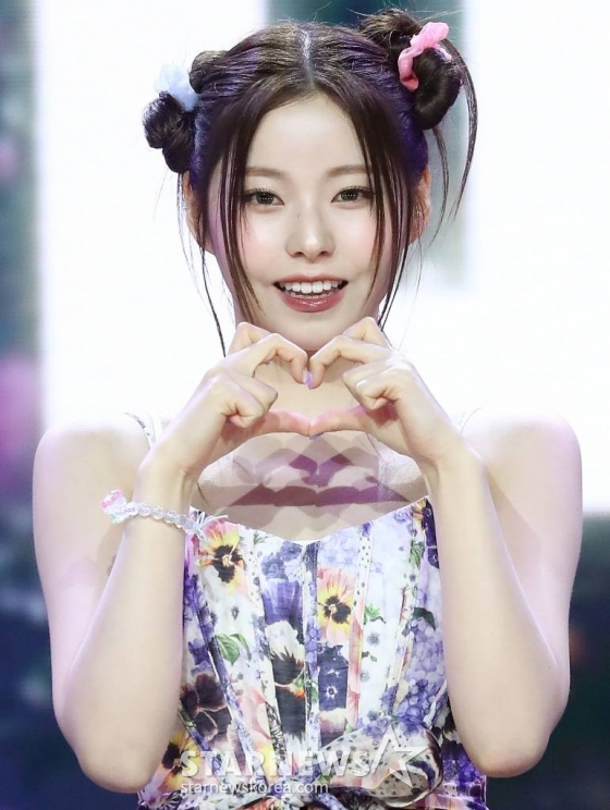 걸그룹 엔믹스(NMIXX) 규진이 11일 오후 서울 용산구 한남동 블루스퀘어에서 진행된 세 번째 싱글 'A Midsummer NMIXX's Dream'(어 미드서머 엔믹스 드림) 발매 기념 쇼케이스에 참석해 포즈를 취하고 있다.  이번 엔믹스의 타이틀곡 'Party O'Clock'은 JYP엔터테인먼트 대표 프로듀서 박진영이 처음으로 NMIXX의 곡작업에 참여해 케미스트리를 뽐낸 작품. 특히 박진영은 NMIXX와의 첫 컬래버레이션을 위해 녹음실을 직접 방문해 '그루브 킹'의 디테일이 돋보이는 세심한 피드백으로 곡의 완성도를 높였고 포인트 안무도 직접 만들어주며 남다른 애정을 드러냈다. 2023.07.11 /사진=김창현 기자 chmt@