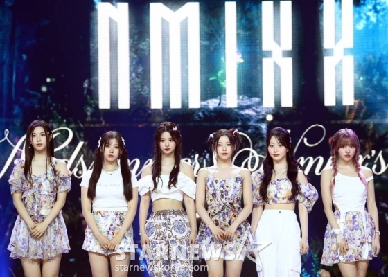 걸그룹 엔믹스(NMIXX)가 11일 오후 서울 용산구 한남동 블루스퀘어에서 진행된 세 번째 싱글 'A Midsummer NMIXX's Dream'(어 미드서머 엔믹스 드림) 발매 기념 쇼케이스에 참석해 포즈를 취하고 있다. 이번 엔믹스의 타이틀곡 'Party O'Clock'은 JYP엔터테인먼트 대표 프로듀서 박진영이 처음으로 NMIXX의 곡작업에 참여해 케미스트리를 뽐낸 작품. 특히 박진영은 NMIXX와의 첫 컬래버레이션을 위해 녹음실을 직접 방문해 '그루브 킹'의 디테일이 돋보이는 세심한 피드백으로 곡의 완성도를 높였고 포인트 안무도 직접 만들어주며 남다른 애정을 드러냈다. 2023.07.11 /사진=김창현 기자 chmt@