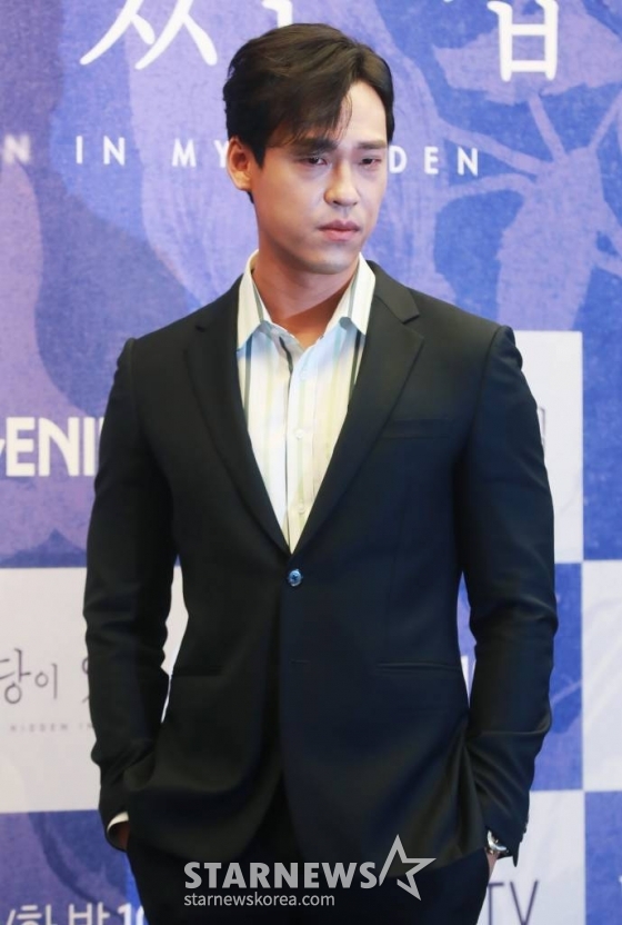 배우 최재림이 19일 오후 서울 마포구 상암동 스탠포드 호텔에서 진행된 지니 TV 오리지널 시리즈 '마당이 있는 집' 제작발표회에 참석해 포즈를 취하고 있다. 뒷마당에서 나는 수상한 냄새로 인해 완전히 다른 삶을 살던 두 여자가 만나 벌어지는 서스펜스 스릴러 '마당이 있는 집'은 오늘(19일) 공개된다. /2023.06.19 /사진=이동훈 기자 photoguy@