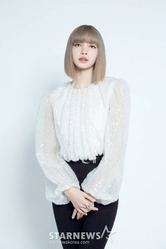 걸그룹 블랙핑크(BLACKPINK) 리사가 10일 오전 온라인으로 진행된 첫 솔로 싱글 앨범 'LALISA' 발매 기념 쇼케이스에서 포즈를 취하고 있다.  'LALISA'는 힙합을 기반으로 한 강렬한 사운드, 카리스마 넘치는 랩, 최정점의 퍼포먼스를 한데 모아 리사만의 음악적 정체성을 살려낸 앨범이다. / 사진제공 = YG엔터테인먼트 /사진=김창현 기자 chmt@