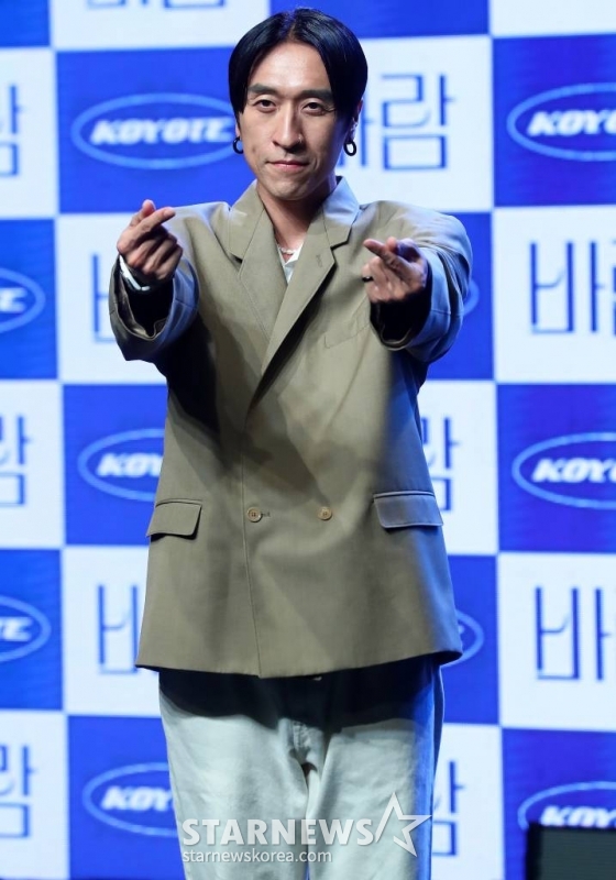 혼성그룹 코요태 빽가가 12일 서울 강남구 청담동 일지아트홀에서 진행된 디지털 싱글 '바람' 발매 기념 쇼케이스에 참석해 포즈를 취하고 있다.  '바람'은 작곡팀 아크로펀치가 의기투합해 "가장 코요태스러운 음악을 만들어보자"는 슬로건을 내세워 완성한 곡으로, 신나는 일렉트로닉 댄스 리듬과 코요태의 시원한 보이스가 특징이다. 2023.07.12 /사진=김창현 기자 chmt@