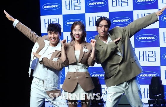 혼성그룹 코요태가 12일 서울 강남구 청담동 일지아트홀에서 진행된 디지털 싱글 '바람' 발매 기념 쇼케이스에 참석해 포즈를 취하고 있다.  '바람'은 작곡팀 아크로펀치가 의기투합해 "가장 코요태스러운 음악을 만들어보자"는 슬로건을 내세워 완성한 곡으로, 신나는 일렉트로닉 댄스 리듬과 코요태의 시원한 보이스가 특징이다. 2023.07.12 /사진=김창현 기자 chmt@