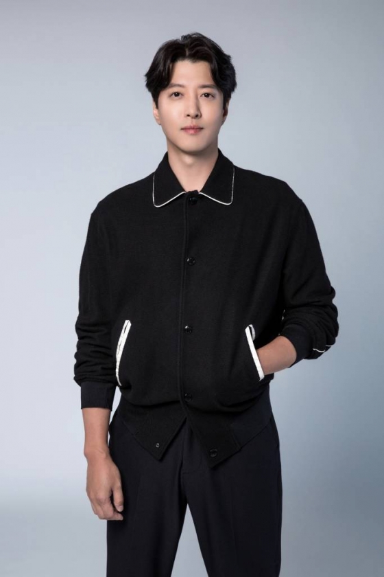배우 이동건이 12일 오후 서울 강남구 청담동 FNC엔터테인먼트 사옥에서 진행된 넷플릭스 오리지널 '셀러브리티' 관련 인터뷰를 위해 포즈를 취하고 있다. 이동건은 극 중 돈과 권력을 다 가진 법무법인 태강의 오너이자 시현(이청아 분)의 남편인 변호사 태전 역을 열연했다. '셀러브리티'는 유명해지기만 하면 돈이 되는 세계에 뛰어든 서아리(박규영 분)가 마주한 셀럽들의 화려하고도 치열한 민낯을 그렸다. / 사진제공 = FNC엔터테인먼트 /사진=김창현 기자 chmt@