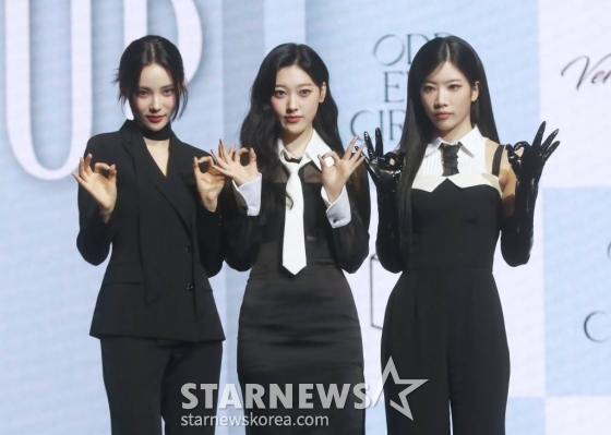 걸그룹 오드 아이 써클(ODD EYE CIRCLE)이 12일 오후 서울 광진구 예스24라이브홀에서 진행된 미니앨범 '버전 업'(Version Up) 발매기념 쇼케이스에서 포즈를 취하고 있다.  이번 앨범에는 타이틀곡 '에어 포스 원'(AIR FORCE ONE)을 비롯해 '기다렸어', '주 느 세 콰'(Je Ne Sais Quoi), '루시드'(Lucid), '러브 미 라이크'(Love Me Like), '마이 시크릿 플레이리스트'(My Secret Playlist) 등 6곡이 수록됐다. /2023.07.12 /사진=이동훈 기자 photoguy@