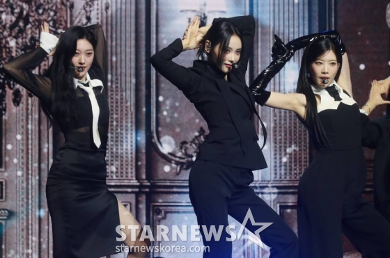 걸그룹 오드 아이 써클(ODD EYE CIRCLE)이 12일 오후 서울 광진구 예스24라이브홀에서 진행된 미니앨범 '버전 업'(Version Up) 발매기념 쇼케이스에서 신곡을 선보이고 있다.  이번 앨범에는 타이틀곡 '에어 포스 원'(AIR FORCE ONE)을 비롯해 '기다렸어', '주 느 세 콰'(Je Ne Sais Quoi), '루시드'(Lucid), '러브 미 라이크'(Love Me Like), '마이 시크릿 플레이리스트'(My Secret Playlist) 등 6곡이 수록됐다. /2023.07.12 /사진=이동훈 기자 photoguy@