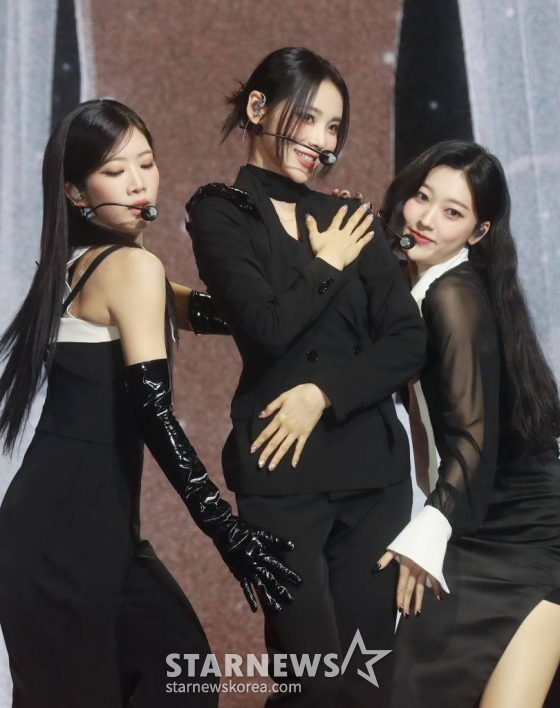 걸그룹 오드 아이 써클(ODD EYE CIRCLE)이 12일 오후 서울 광진구 예스24라이브홀에서 진행된 미니앨범 '버전 업'(Version Up) 발매기념 쇼케이스에서 신곡을 선보이고 있다.  이번 앨범에는 타이틀곡 '에어 포스 원'(AIR FORCE ONE)을 비롯해 '기다렸어', '주 느 세 콰'(Je Ne Sais Quoi), '루시드'(Lucid), '러브 미 라이크'(Love Me Like), '마이 시크릿 플레이리스트'(My Secret Playlist) 등 6곡이 수록됐다. /2023.07.12 /사진=이동훈 기자 photoguy@