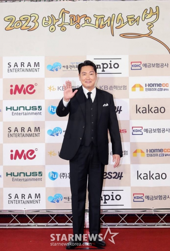 배우 조진웅이 13일 오후 서울 중구 크레스트72에서 열린 '2023 방송광고 페스티벌' 시상식에 참석해 포즈를 취하고 있다. 올해로 15회째를 맞는 '방송광고 페스티벌'은 광고인과 시청자들을 위한 축제의 장을 마련하고, 혁신적 광고 메시지를 발굴해 광고 문화 발전에 기여하고자 2009년부터 머니투데이방송(MTN)이 개최해온 특별한 시상식이다. 2023.07.13 /사진=김창현 기자 chmt@