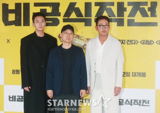 주지훈, 김성훈 감독, 하정우가 13일 오후 서울 강남구 메가박스 코엑스에서 진행된 영화 '비공식작전' 언론배급시사회에 참석해 포즈를 취하고 있다. 실종된 동료를 구하기 위해 레바논으로 떠난 외교관 '민준'과 현지 택시기사 '판수'의 버디 액션 영화 '비공식작전'은 8월 2일 개봉한다. /2023.07.13 /사진=이동훈 기자 photoguy@