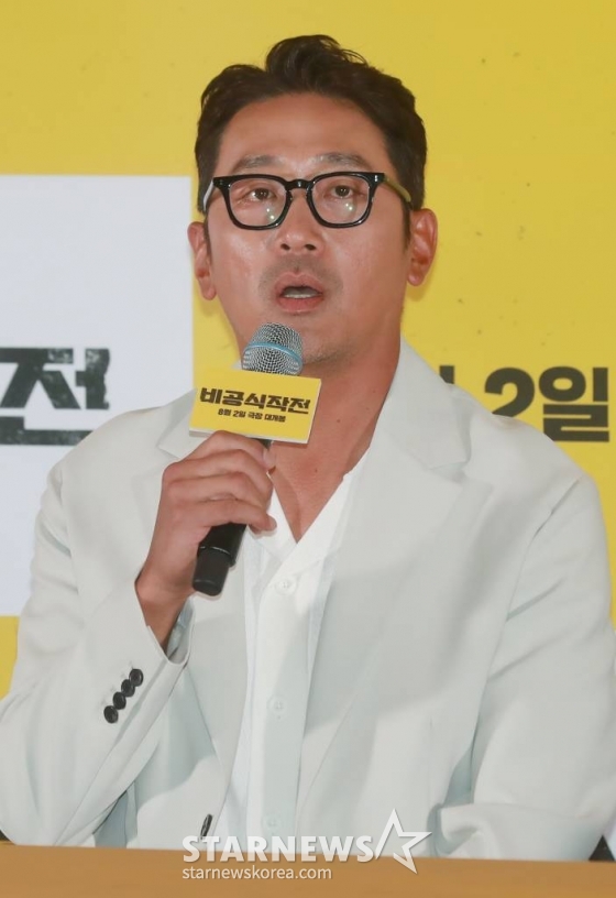 배우 하정우가 13일 오후 서울 강남구 메가박스 코엑스에서 진행된 영화 '비공식작전' 언론배급시사회에 참석해 질문에 답하고 있다. 실종된 동료를 구하기 위해 레바논으로 떠난 외교관 '민준'과 현지 택시기사 '판수'의 버디 액션 영화 '비공식작전'은 8월 2일 개봉한다. /2023.07.13 /사진=이동훈 기자 photoguy@