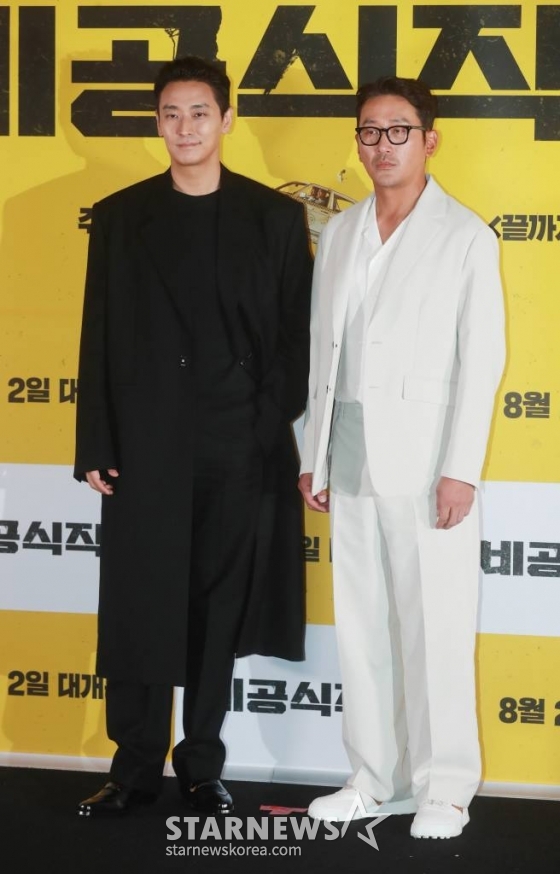 배우 주지훈, 하정우가 13일 오후 서울 강남구 메가박스 코엑스에서 진행된 영화 '비공식작전' 언론배급시사회에 참석해 포즈를 취하고 있다. 실종된 동료를 구하기 위해 레바논으로 떠난 외교관 '민준'과 현지 택시기사 '판수'의 버디 액션 영화 '비공식작전'은 8월 2일 개봉한다. /2023.07.13 /사진=이동훈 기자 photoguy@