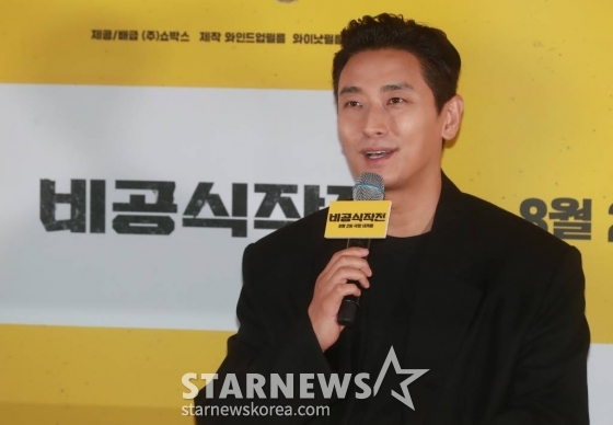 배우 주지훈이 13일 오후 서울 강남구 메가박스 코엑스에서 진행된 영화 '비공식작전' 언론배급시사회에 참석해 질문에 답하고 있다.  실종된 동료를 구하기 위해 레바논으로 떠난 외교관 '민준'과 현지 택시기사 '판수'의 버디 액션 영화 '비공식작전'은 8월 2일 개봉한다. /2023.07.13 /사진=이동훈 기자 photoguy@