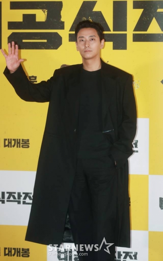 배우 주지훈이 13일 오후 서울 강남구 메가박스 코엑스에서 진행된 영화 '비공식작전' 언론배급시사회에 참석해 포즈를 취하고 있다. 실종된 동료를 구하기 위해 레바논으로 떠난 외교관 '민준'과 현지 택시기사 '판수'의 버디 액션 영화 '비공식작전'은 8월 2일 개봉한다. /2023.07.13 /사진=이동훈 기자 photoguy@