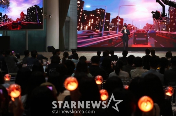가수 이무진이 13일 오후 서울 중구 크레스트72에서 열린 '2023 방송광고 페스티벌' 시상식에서 멋진 축하무대를 선보이고 있다. 올해로 15회째를 맞는 '방송광고 페스티벌'은 광고인과 시청자들을 위한 축제의 장을 마련하고, 혁신적 광고 메시지를 발굴해 광고 문화 발전에 기여하고자 2009년부터 머니투데이방송(MTN)이 개최해온 특별한 시상식이다. 2023.07.13 /사진=김창현 기자 chmt@
