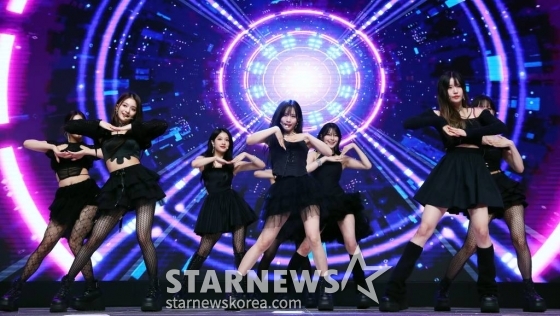 걸그룹 프로미스나인이 13일 오후 서울 중구 크레스트72에서 열린 '2023 방송광고 페스티벌' 시상식에서 축하무대를 선보이고 있다. 올해로 15회째를 맞는 '방송광고 페스티벌'은 광고인과 시청자들을 위한 축제의 장을 마련하고, 혁신적 광고 메시지를 발굴해 광고 문화 발전에 기여하고자 2009년부터 머니투데이방송(MTN)이 개최해온 특별한 시상식이다. 2023.07.13 /사진=김창현 기자 chmt@