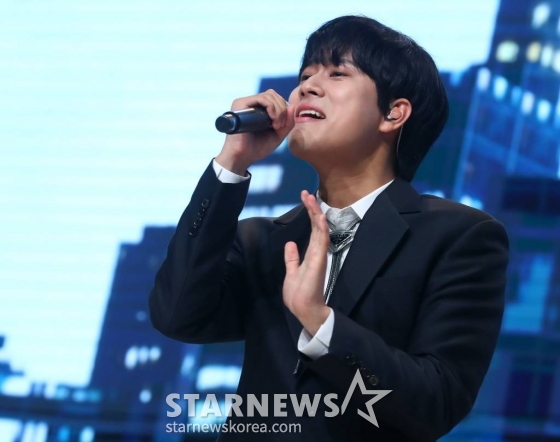 가수 이무진이 13일 오후 서울 중구 크레스트72에서 열린 '2023 방송광고 페스티벌' 시상식에서 멋진 축하무대를 선보이고 있다. 올해로 15회째를 맞는 '방송광고 페스티벌'은 광고인과 시청자들을 위한 축제의 장을 마련하고, 혁신적 광고 메시지를 발굴해 광고 문화 발전에 기여하고자 2009년부터 머니투데이방송(MTN)이 개최해온 특별한 시상식이다. 2023.07.13 /사진=김창현 기자 chmt@