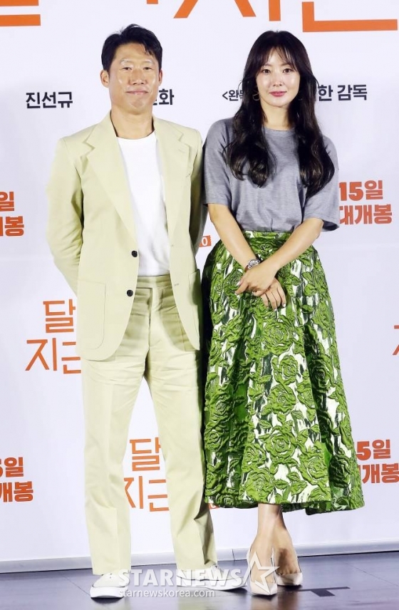 배우 유해진, 김희선이 14일 오전 서울 광진구 건대입구 롯데시네마에서 진행된 영화 '달짝지근해:7510' 제작보고회에 참석해 포즈를 취하고 있다.  '달짝지근해:7510'은 과자밖에 모르는 천재적인 제과 연구원 치호(유해진 분)가 직진 밖에 모르는 세상 긍정 마인드의 일영(김희선 분)을 만나면서 인생의 맛이 버라이어티하게 바뀌는 이야기다. 내달 15일 개봉. 2023.07.14 /사진=김창현 기자 chmt@