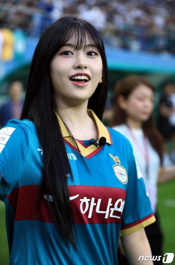 (대전=뉴스1) 박정호 기자 = 하나금융그룹 모델이자 걸그룹 아이브 멤버 안유진이 12일 오후 대전 유성구 노은동 대전월드컵경기장에서 열린 2023 하나원큐 K리그1 22라운드 대전하나시티즌과 전북현대모터스의 경기에서 시축을 위해 피치로 나오고 있다. 2023.7.12/뉴스1 Copyright (C) 뉴스1. All rights reserved. 무단 전재 및 재배포 금지.